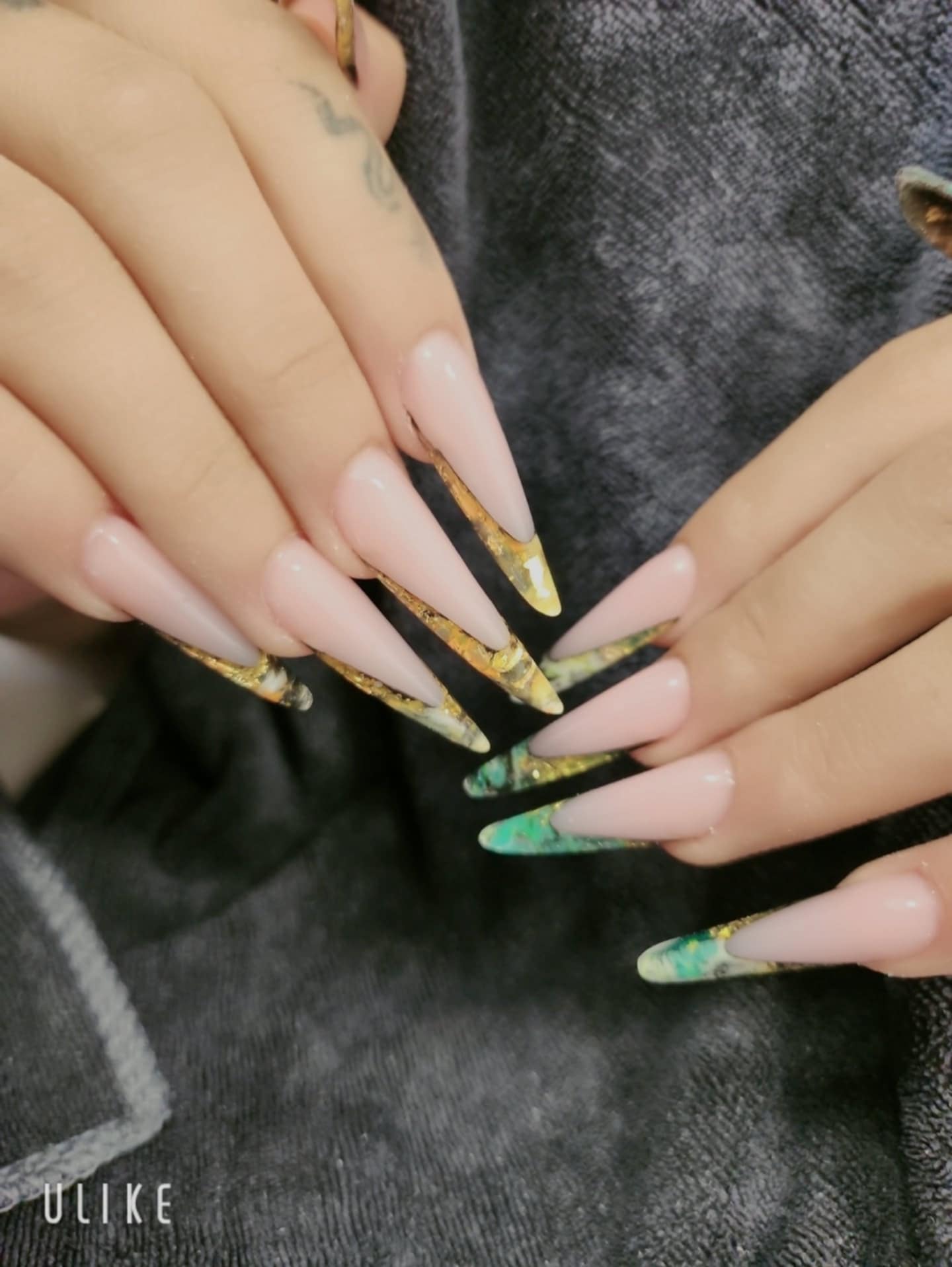 Silver lace manicure