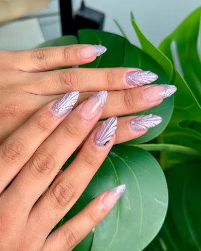 Soft pink leaf manicure