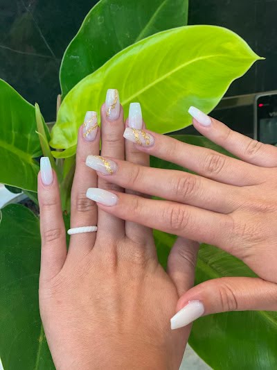 White and gold leaf manicure